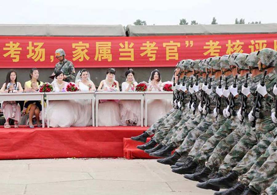 Boda en grupo de soldados antes del desfile militar en la Plaza de Tian'anmen el 3 de septiembre de 2015. [Foto/81.cn]