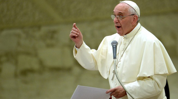 El papa acoge a familias de refugiados en el Vaticano