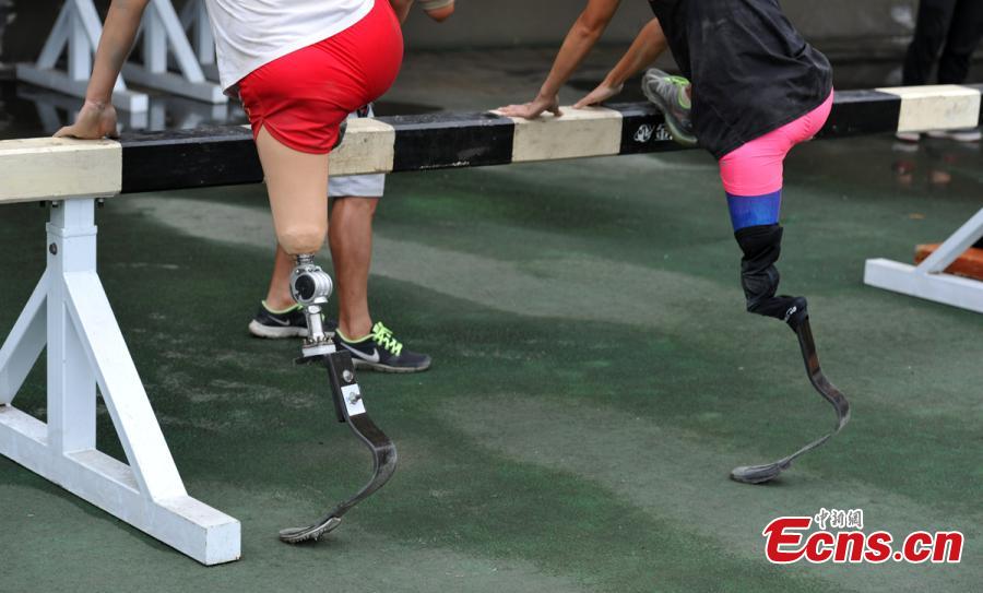 Atletas chinas con prótesis luchan por la medalla