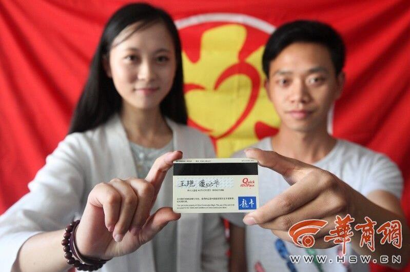 El hermano de Wang entrega el dinero a una organización benéfica. (Foto/HSW.cn)
