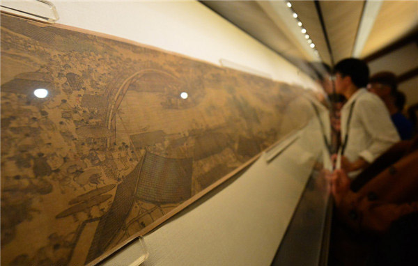 Los visitantes observan la pintura “A lo largo del río durante el festival Qingming” en una sala del Museo del Palacio de Pekín, el 8 de septiembre de 2015.
