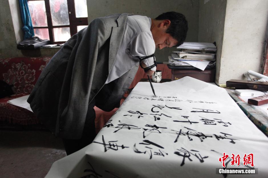 Jiang practica caligrafía en su casa. (CNS/Zhang Guangyu)