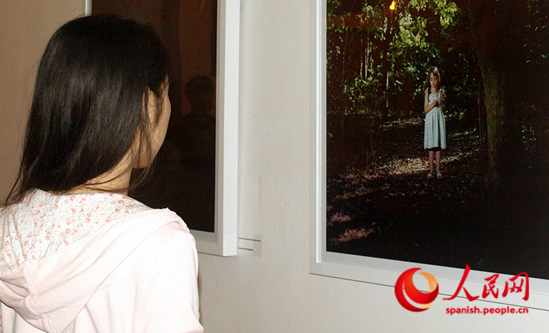 Foto de la exposición "Chicas". Serie "Chicas de Pekín". (Foto: Cortesía de la Embajada de Argentina en China)