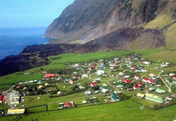 La isla más remota del mundo busca profesores
