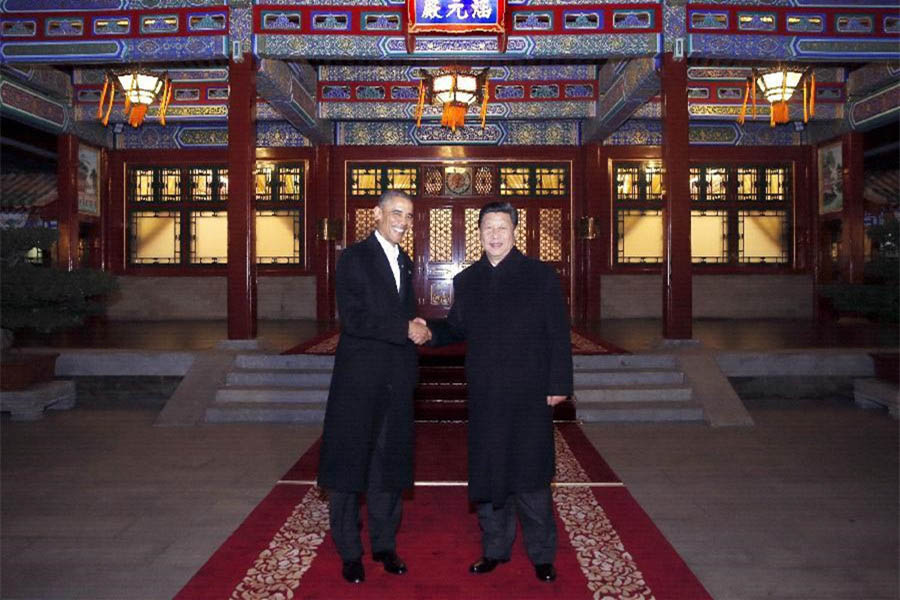 El presidente chino Xi Jinping (derecha) se reúne con el presidente de Estados Unidos Barack Obama en la cumbre de líderes de APEC en Zhongnanhai, Pekín, el 11 de noviembre de 2014. Xi Jinping mantuvo conversaciones con Barack Obama que realizaba una visita de Estado en China aprovechando las reuniones entre los líderes económicos de APEC en Pekín. [Foto/Xinhua]