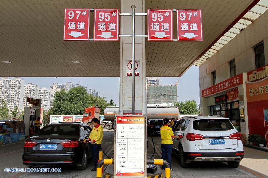China sube precios minoristas de combustibles