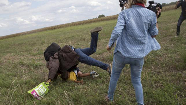 España ayuda al refugiado que fue humillado por una reportera húngara