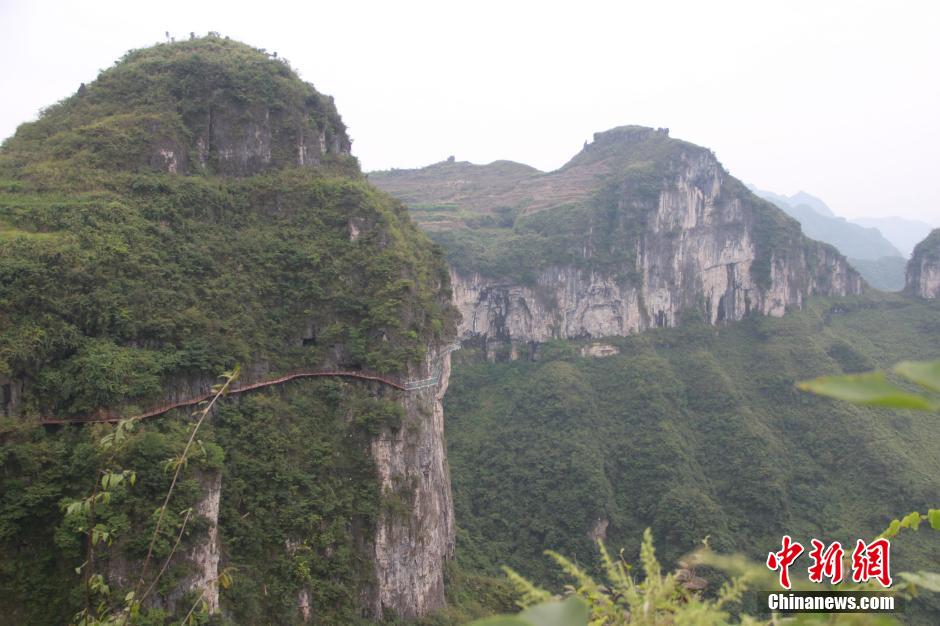Finalizan la construcción de la primera pasarela de cristal en Guizhou