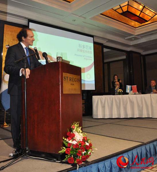 El embajador argentino en China, Gustavo Martino, dio un discurso antes de la presentación.[Foto: Pueblo en Linea]