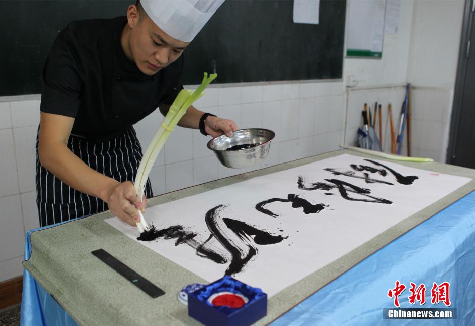 Tu Jianchuan muestra su habilidad de usar un cuchillo de cocina para hacer caligrafía. (Foto: Chinanews /Zhou Yi)