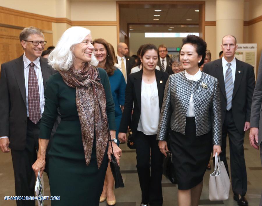 Esposa de Xi visita centro de investigación sobre cáncer de EEUU y pide más cooperación sanitaria