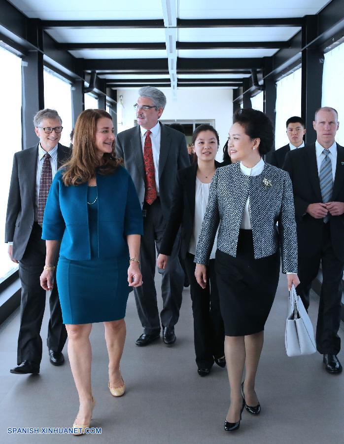 Peng Liyuan visita centro de investigación sobre cáncer de EEUU y pide más cooperación sanitaria