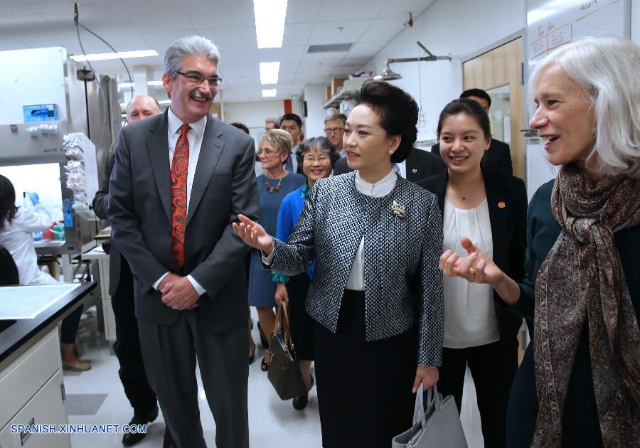 Peng Liyuan visita centro de investigación sobre cáncer de EEUU y pide más cooperación sanitaria 2