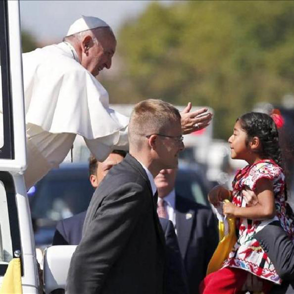 Una niña mexicana burla la seguridad y le entrega una carta al Papa Francisco