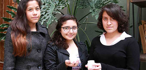 Jóvenes desarrollan pintura ecológica con baba de nopal