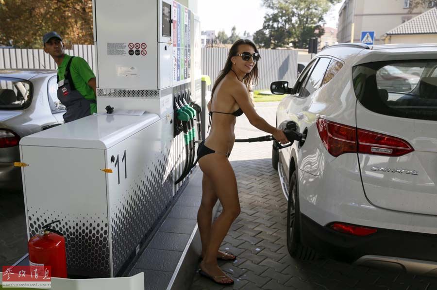 El 26 de septiembre, en Kiev, Ucrania, una mujer vestida de bikini despachó gasolina en su auto.