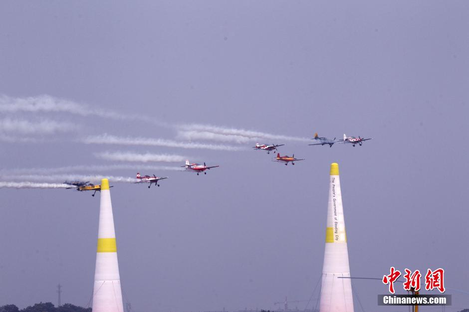 Expresidente de Lituania estrena en China un espectáculo aéreo con 8 aviones 