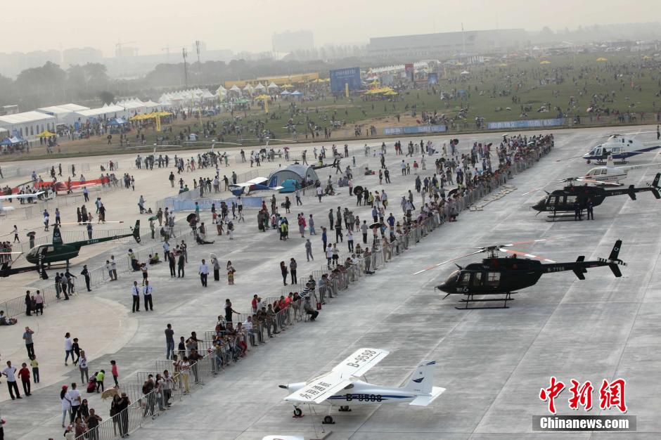 Expresidente de Lituania estrena en China un espectáculo aéreo con 8 aviones 