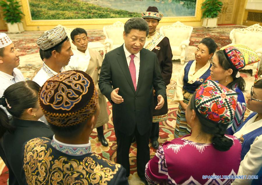 Presidente chino celebra Día Nacional con representantes de minorías étnicas