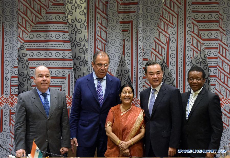 Canciller chino pide mayor cooperación y coordinación entre naciones BRICS