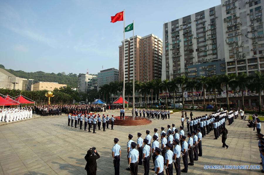 Ceremonia de izamiento de la bandera nacional en Macao y Hong Kong