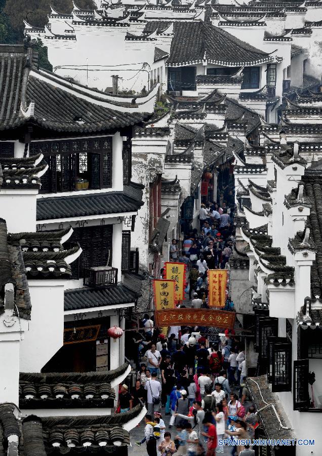 Chinos hacen más viajes durante vacaciones de Día Nacional