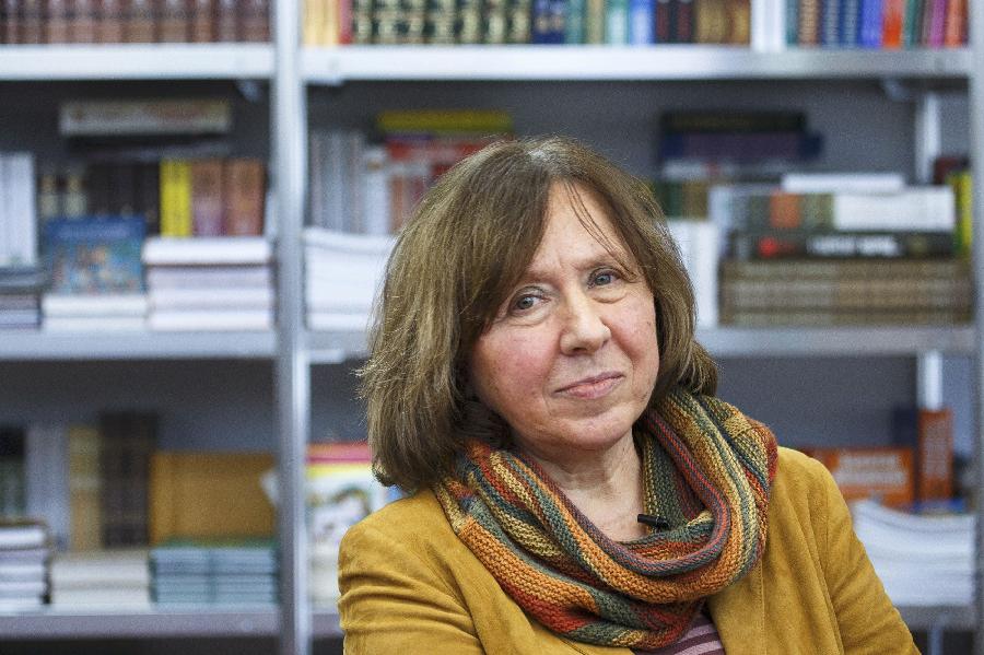 Escritora bielorrusa gana Premio Nobel de Literatura 2015