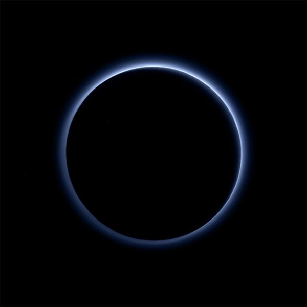 NASA dice que Plutón tiene cielos azules y hielo de agua