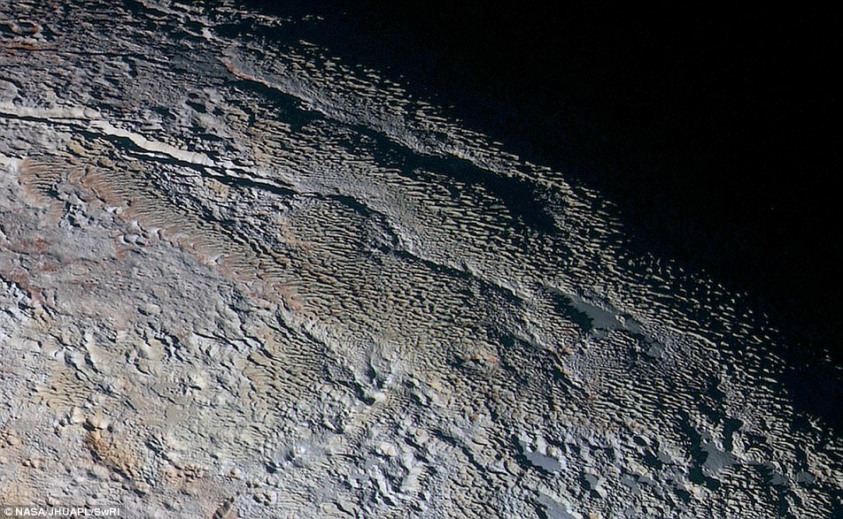 Plutón rodeado por niebla de color azul