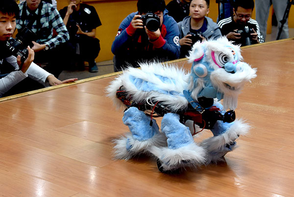 Robot de alta tecnología baila la danza del león