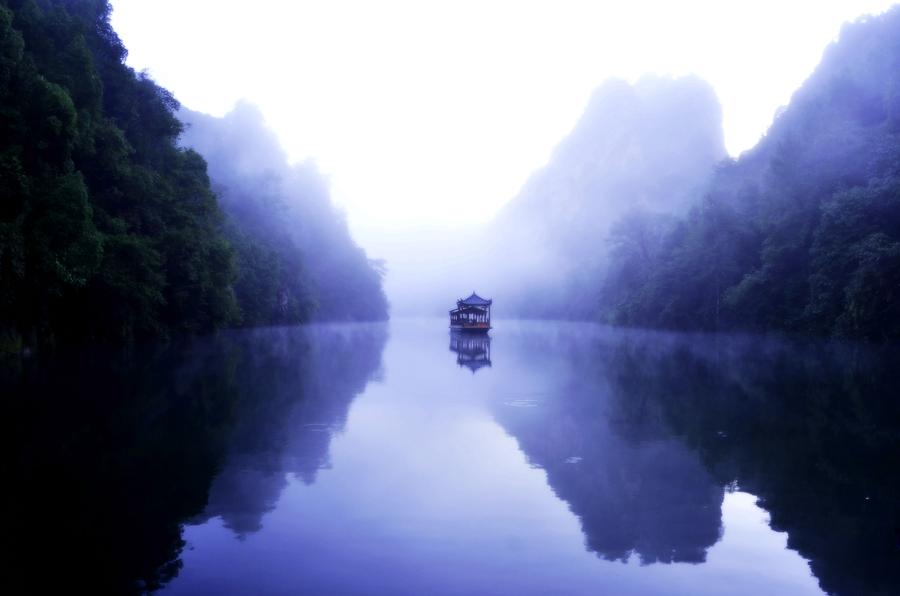 Esta foto del 8 de octubre de 2015 muestra el paisaje del lago Baofeng, un pintoresco lugar en Zhangjiajie, provincia de Hunan, envuelta en niebla. [Foto/Xinhua]