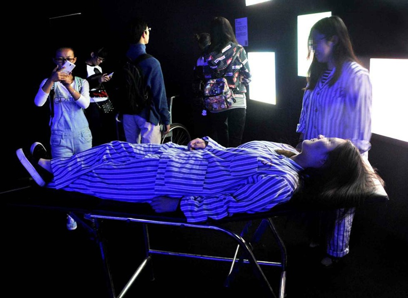 Los visitantes conocen en primera persona la vida de las personas con enfermedad mental en una exposición celebrada en Shanghai. (Foto/China.org.cn)
