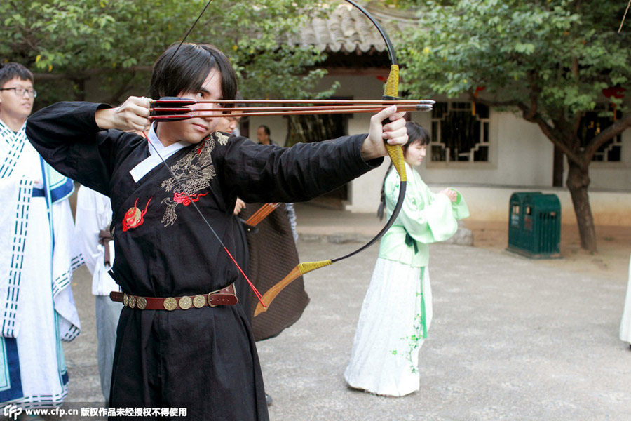 Universitarios aprenden la cultura tradicional china en trajes Han