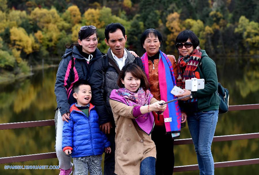 Yunnan: Paisaje de otoño en Parque Nacional Potatso en Shangri-la