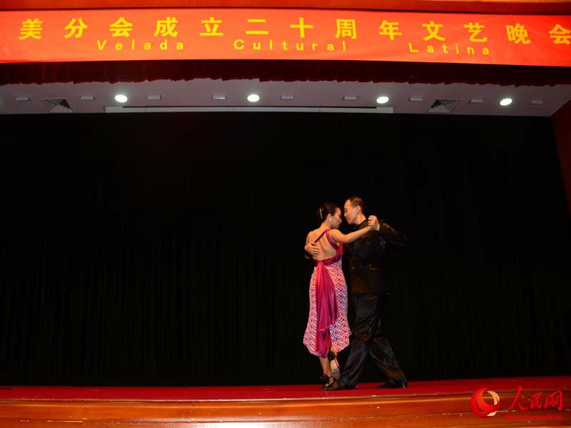 El tango presentado por dos artistas chinos.