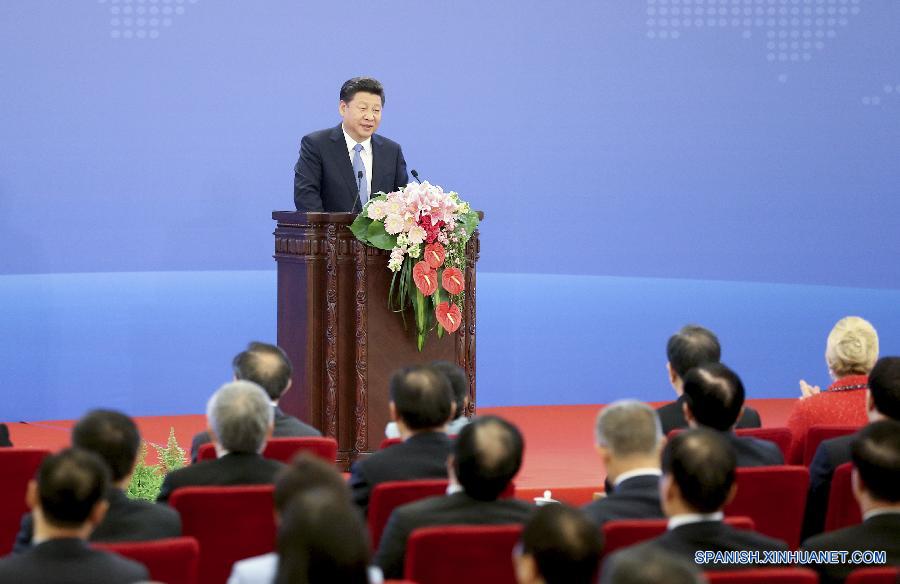 Líderes y expertos mundiales elogian propuestas de Xi sobre alivio de pobreza global