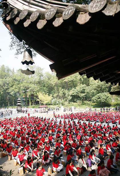 Miles de personas meditan en Nanjing