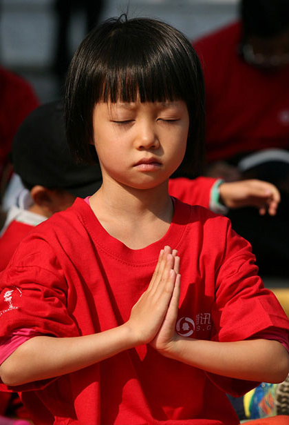 Miles de personas meditan en Nanjing