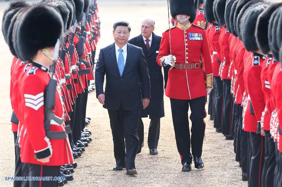 Reina Isabel II ofrece ceremonia de bienvenida a presidente chino en su visita de Estado a Reino Unido
