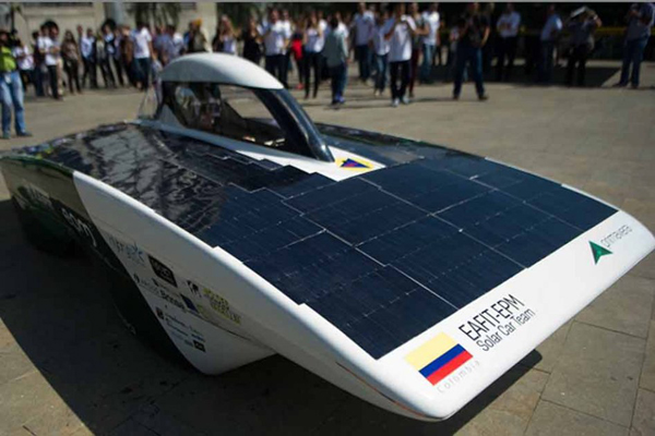 Un prototipo de coche recorre 3.000 km sólo con energía solar