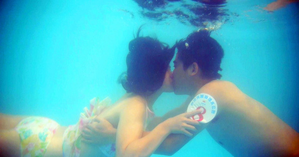 En esta foto del 2 de agosto de 2014, una pareja se besa bajo el agua en un concurso de besos en Wuhan, provincia de Hubei, en el día de San Valentín chino.