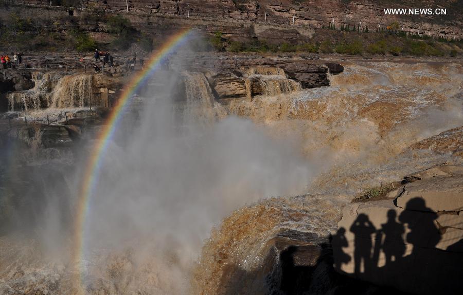 Arco iris sobre las cataratas Hukou del río Amarillo