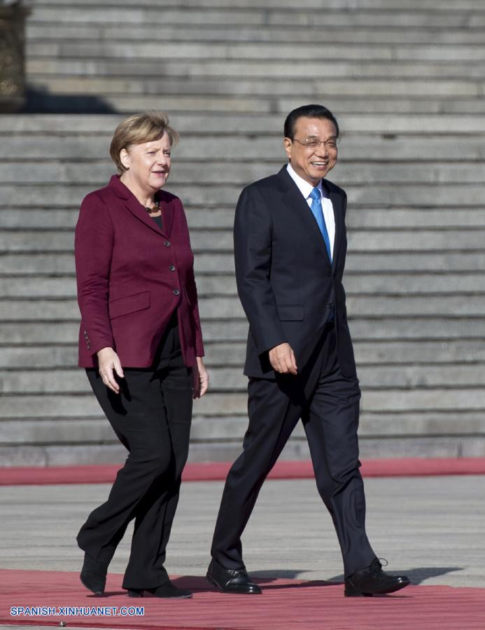 Premier chino mantiene conversaciones con canciller alemana