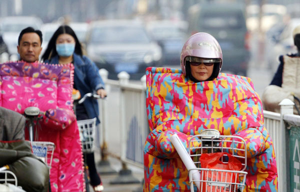 Chinos combaten el frío con la moto-manta