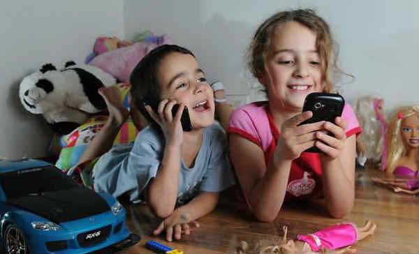 Uso constante de celular afecta salud y conducta de menores