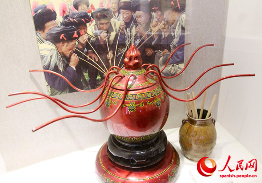 Diferentes grupos étnicos de China consumen el baijiu en singulares envases. (Foto: YAC)