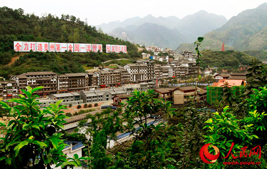 Renhuai, situada en la montañosa provincia de Guizhou, es popularmente conocida como la capital de licor chino. Aquí se produce el legendario licor Maotai, famoso en toda China por su misterioso sabor y exquisita fragancia. Renhua se mantiene como la primera ciudad en desarrollo económico de la provincia de Guizhou. (Foto: YAC)