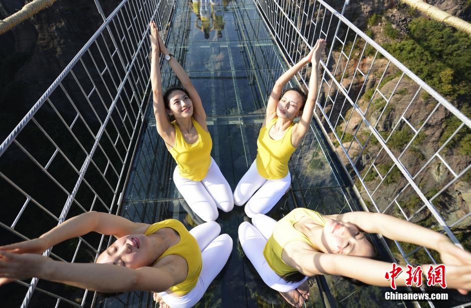 100 hermosas jóvenes practican Yoga en un puente de cristal