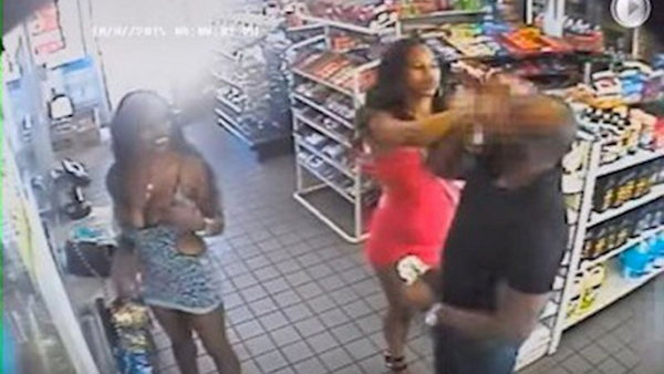 La Policía busca a dos mujeres que abusaron sexualmente de un hombre en un supermercado