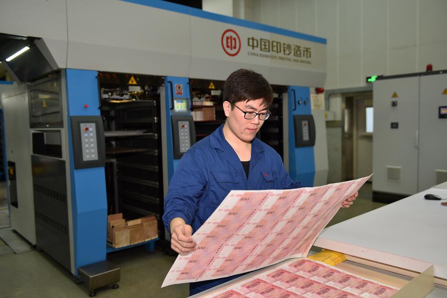 Impresión de los nuevos billetes de 100 yuanes en la fábrica estatal de moneda y timbre China Banknote Printing and Minting Corporation, 29 de octubre. [Foto/Xinhua]